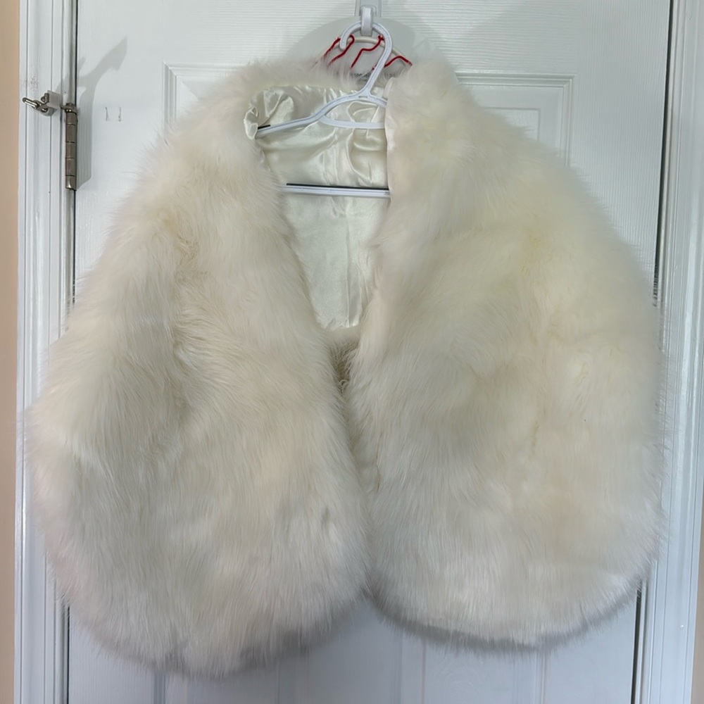 Lulu’s Demure & Dreamy faux fur shaw